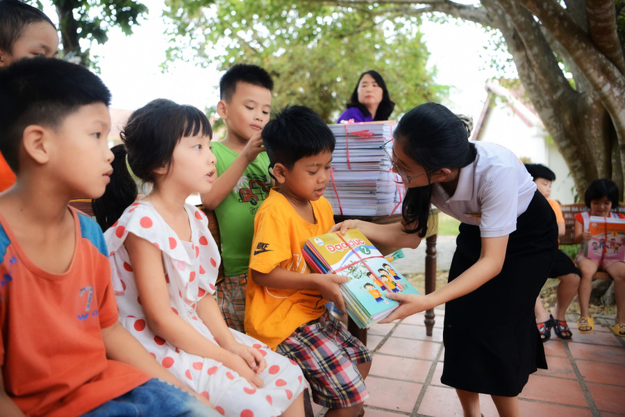 Nữ sinh Sư phạm tặng bộ sách giáo khoa cho các em nhỏ và chúc các em chăm ngoan, học thật giỏi. Nữ sinh Sư phạm tặng bộ sách giáo khoa cho các em nhỏ và chúc các em chăm ngoan, học thật giỏi.