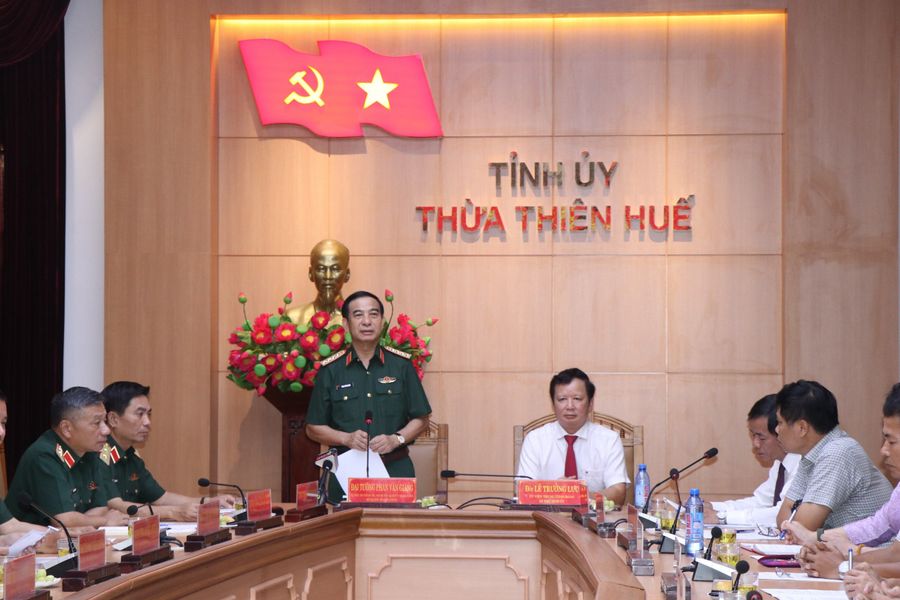 Bộ trưởng Bộ Quốc phòng Phan Văn Giang làm việc với tỉnh Thừa Thiên Huế