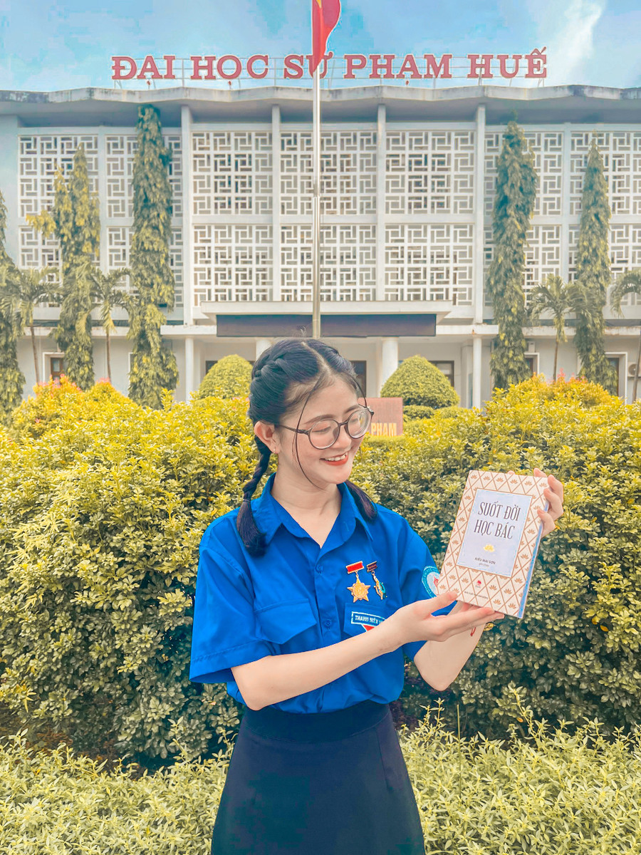 Nghề giáo là một nghề cao quý và là động lực để Thảo Nguyên theo đuổi ước mơ. Nghề giáo là một nghề cao quý và là động lực để Thảo Nguyên theo đuổi ước mơ.