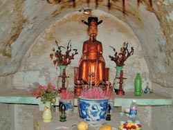 Tượng thờ nhà khoa bảng Đỗ Cận.