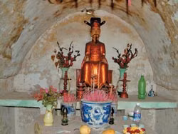 Tượng thờ nhà khoa bảng Đỗ Cận.