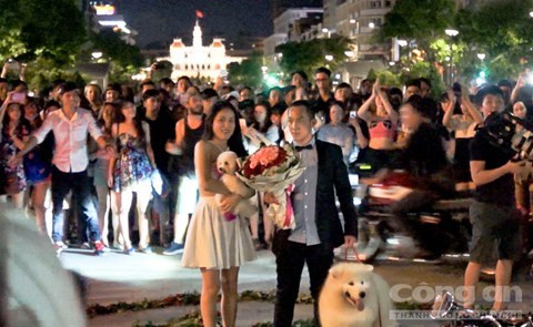 Cầu hôn lãng mạn tại phố đi bộ Nguyễn Huệ