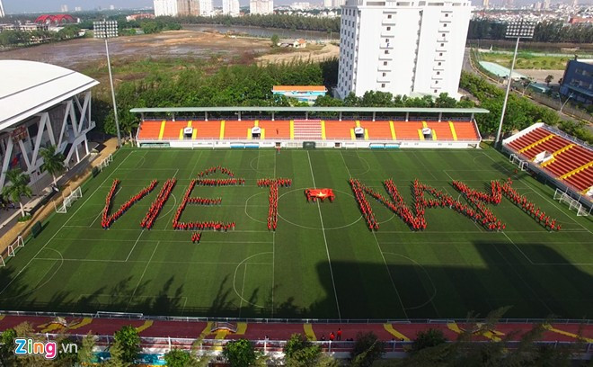 Sinh viên Sài Gòn xếp chữ mừng Quốc khánh 