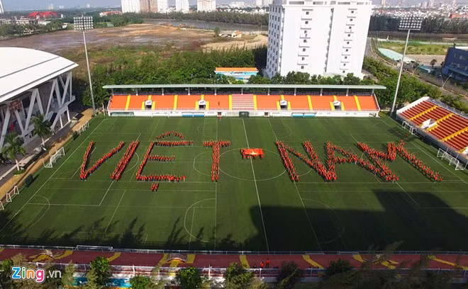 Sinh viên Sài Gòn xếp chữ mừng Quốc khánh 