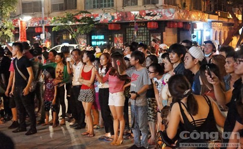 Cầu hôn lãng mạn tại phố đi bộ Nguyễn Huệ - ảnh 9