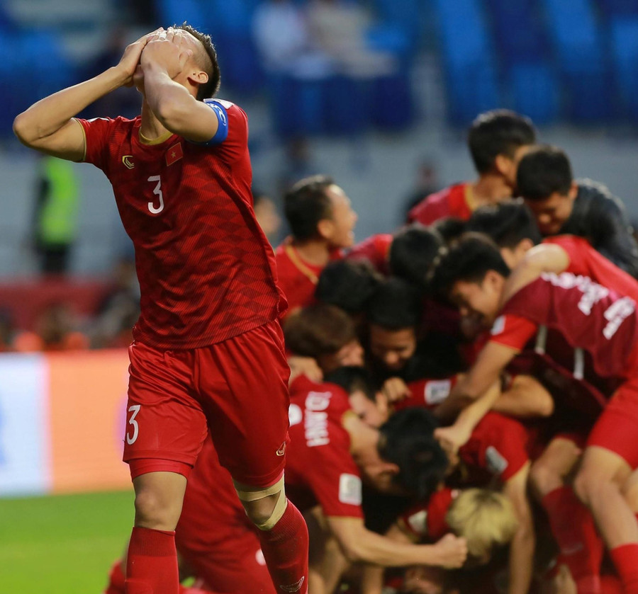 Quế Ngọc Hải ôm mặt khóc nức nở sau khi đội tuyển Việt Nam lập nên kì tích đánh bại Jordan giành vé vào tứ kết Asian Cup 2019. Quế Ngọc Hải ôm mặt khóc nức nở sau khi đội tuyển Việt Nam lập nên kì tích đánh bại Jordan giành vé vào tứ kết Asian Cup 2019.