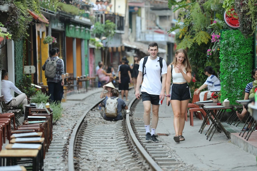 Khách đến thì cho là một trải nghiệm, còn người kinh doanh thì cố kêu gọi nguồn lực “mạng xã hội” để níu kéo công việc làm ăn