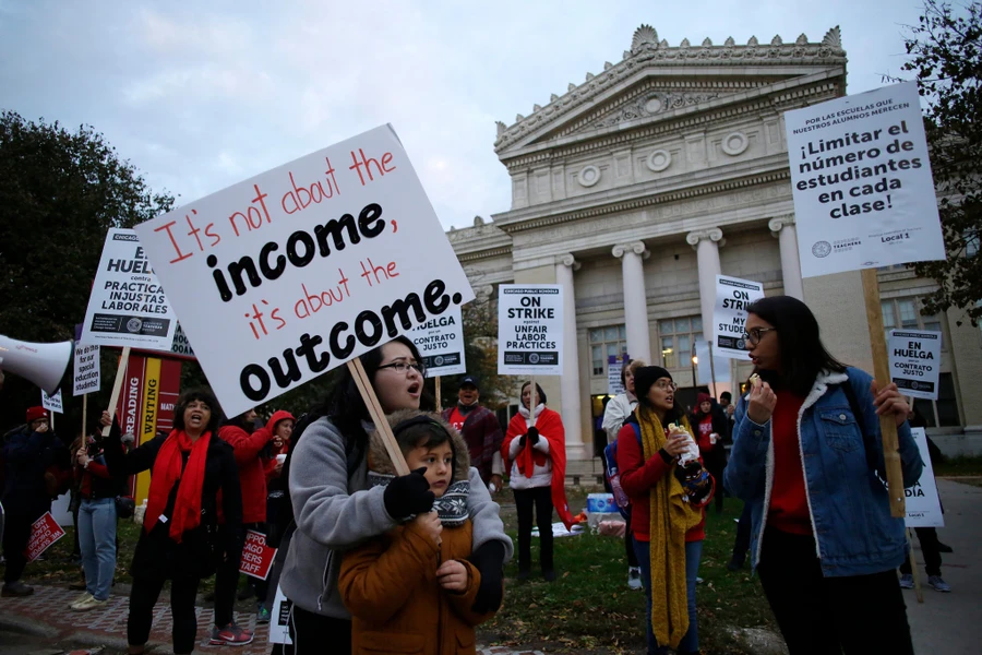 GV và HS biểu tình bên ngoài Học viện Maria Saucedo ở Chicago 