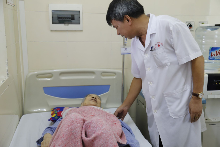 Bác sĩ Lê Văn Quân, Phó Giám đốc Bệnh viện cũng là con liệt sỹ ân cần thăm hỏi động viên người bệnh