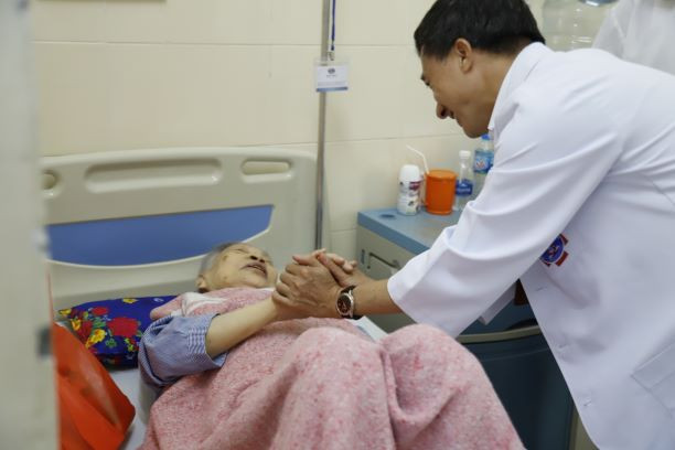 GS.TS Trần Văn Thuấn động viên và gửi lời thăm hỏi từng người bệnh