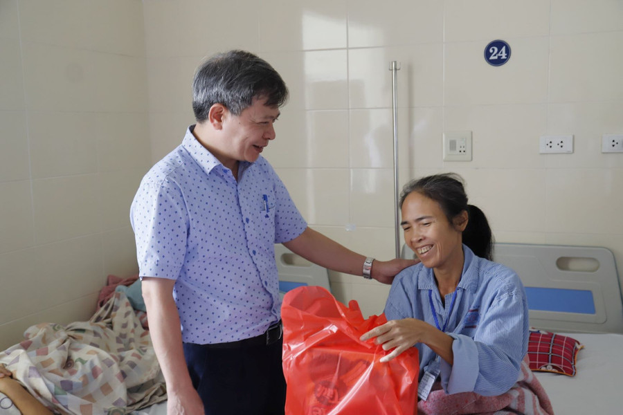 PGS.TS Tạ Văn Tờ, Phó Bí thư Đảng ủy trao quà đến người bệnh là thân nhân Liệt sỹ