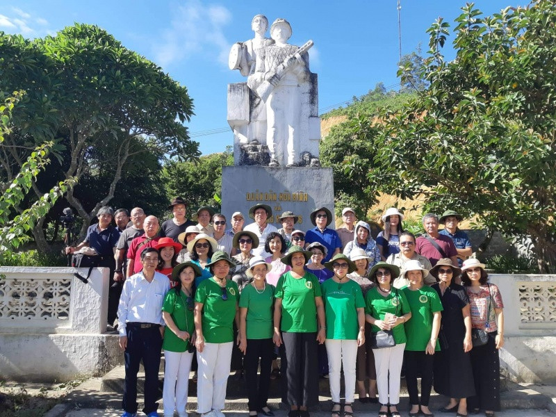 Bia tưởng niệm chiến sĩ Tây Tiến ở Dốc Kẽm, Hòa Bình Bia tưởng niệm chiến sĩ Tây Tiến ở Dốc Kẽm, Hòa Bình