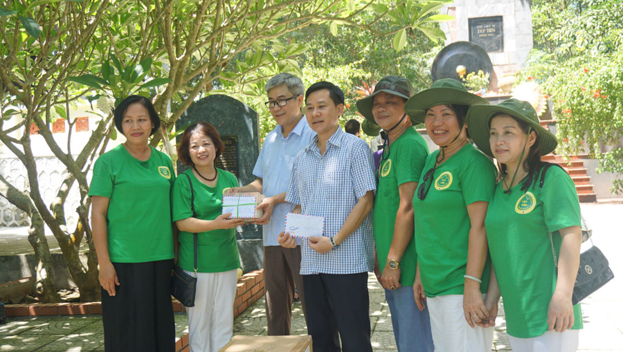 Đoàn đã trao quà gồm 5 thùng sách, truyện cùng quà cho 5 trường mầm non và tiểu học mang tên Tây Tiến tại Hòa Bình