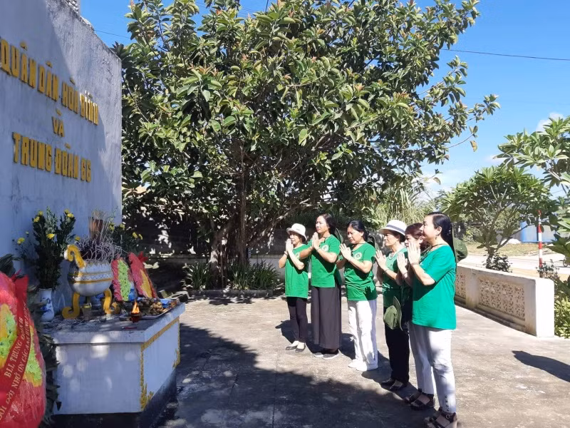 Đoàn dâng hương tại các điểm bia tưởng niệm chiến sĩ Tây Tiến ở Dốc Kẽm, Hòa Bình 