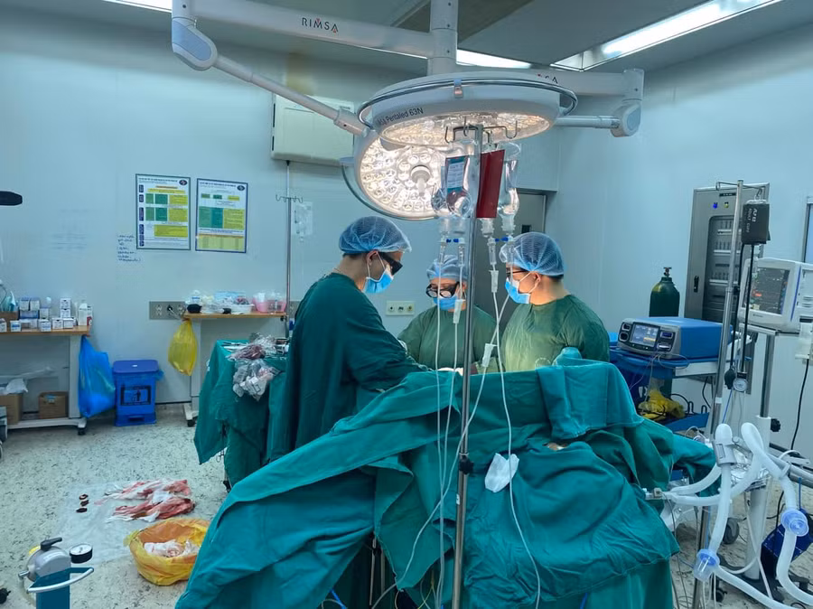Sau 4 tiếng phẫu thuật, bệnh nhân đã được cắt khối u gan thành công. Ảnh: BVCC.