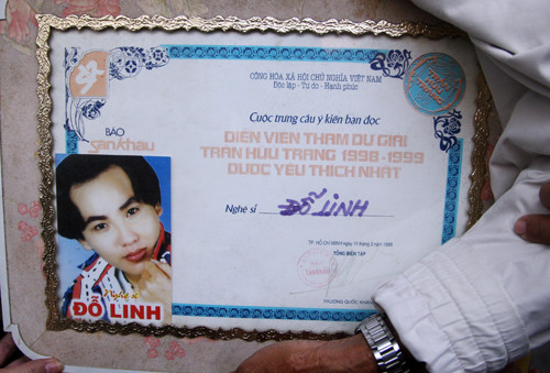 Bằng khen quý giá của nghệ sĩ Đỗ Linh được gia đình đưa về quê. Ảnh: AN Nhơn