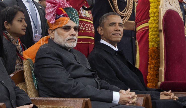 Ông Obama lại bị chỉ trích vì nhai kẹo cao su khi duyệt binh - Ảnh 1 Ông Obama lại bị chỉ trích vì nhai kẹo cao su khi duyệt binh - Ảnh 1