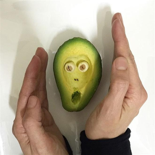 Quả bơ biểu tượng cho khuôn mặt người lúc đang hét. Quả bơ trở thành mặt người đang hét đáng yêu. (Boredpanda)