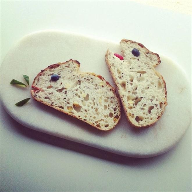 Qua bàn tay khéo léo của cô gái người Australia, lát bánh mì nhanh chóng biến thành hai chú thỏ xinh xắn. Qua bàn tay khéo léo của Mundane, lát bánh mì đã biến thành cặp đôi thỏ trắng. (Boredpanda)