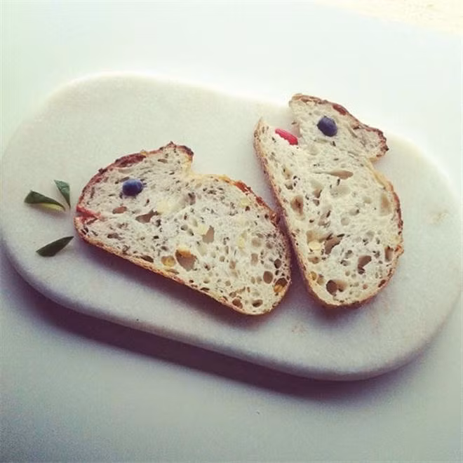 Qua bàn tay khéo léo của Mundane, lát bánh mì đã biến thành cặp đôi thỏ trắng. (Boredpanda)