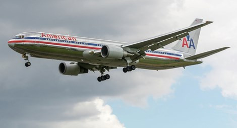 Người khuyết tật kiện American Airlines vì phải bò lên máy bay - Ảnh 1