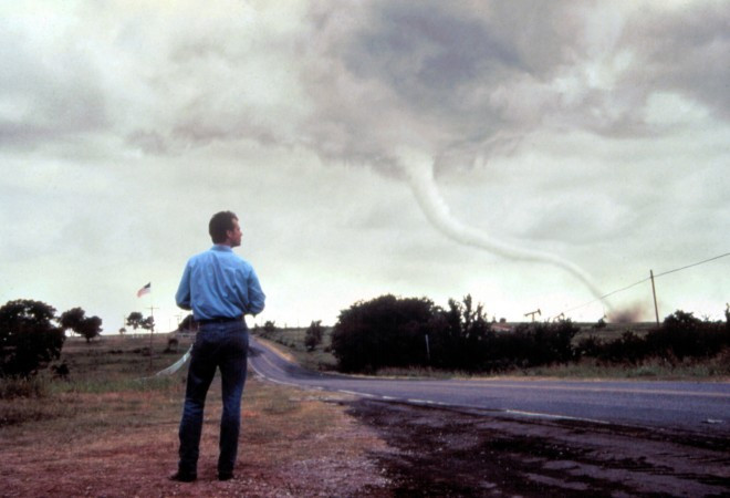 3. Twister (1996): Bộ phim kể về hiện tượng vòi rồng thiên nhiên kinh khủng thường xảy ra ở Mỹ. Sức hấp dẫn từ vòi rồng của Twister lớn đến mức ước tính đã có 55 triệu lượt người Mỹ mua vé đến rạp xem bộ phim này. 10 bộ phim về thảm họa thiên nhiên lấy nước mắt khán giả