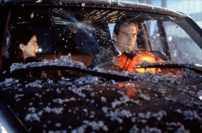 4. Volcano (1997): Bộ phim kể về hiểm họa xảy ra ở một ngọn núi lửa bị lãng quên giữa thành phố Los Angeles. Diễn viên Tommy Lee Jones và Anna Heche vào vai hai người anh hùng hợp tác cùng nhau để nỗ lực điểu chỉnh dòng chảy nham thạch núi lửa đi hướng khác, tránh tàn phá thành phố. 10 bộ phim về thảm họa thiên nhiên lấy nước mắt khán giả