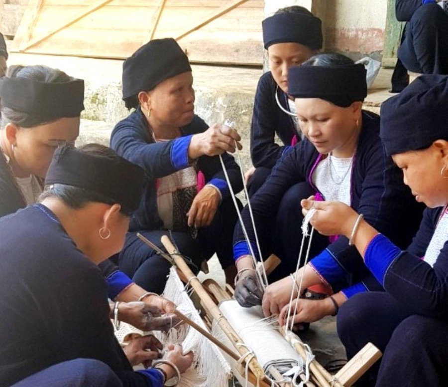 Đồng bào dân tộc Dao họ vẫn giữ nguyên cách dệt may truyền thống.