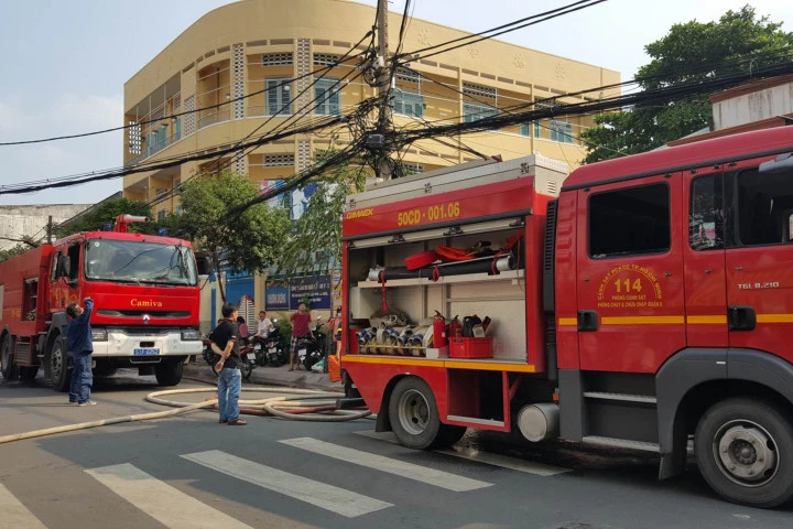 Cháy trong hẻm sâu ở Sài Gòn, dân hốt hoảng tháo chạy