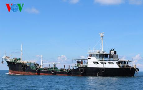 Cảnh sát biển 4 bắt tàu nước ngoài buôn lậu dầu trên biển - Ảnh 2 Canh sat bien 4 bat tau nuoc ngoai buon lau dau tren bien - Anh 2