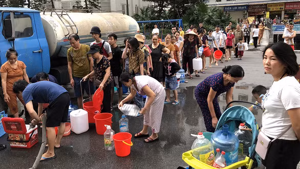 Cấp nước sạch cho dân có nước máy bị nhiễm dầu nhớt thải (Internet) Cấp nước sạch cho dân có nước máy bị nhiễm dầu nhớt thải (Internet)