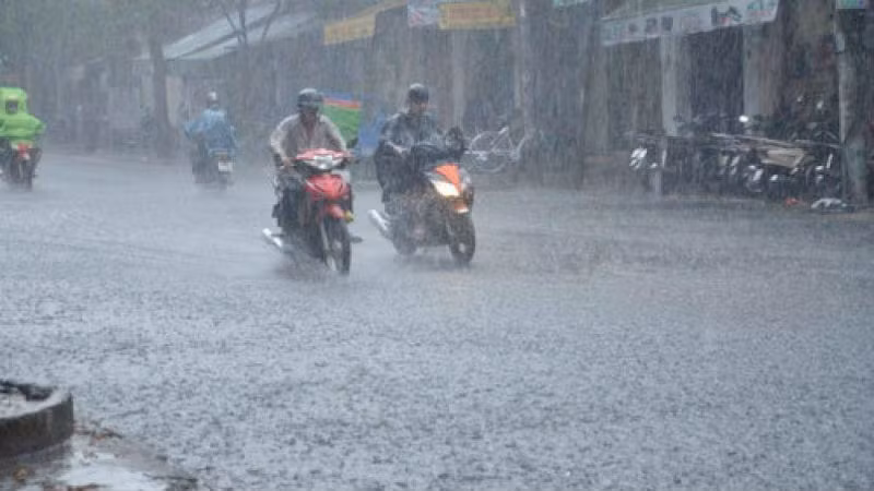 Ngày và đêm nay Hà Nội có mưa rào và dông (Ảnh minh họa)