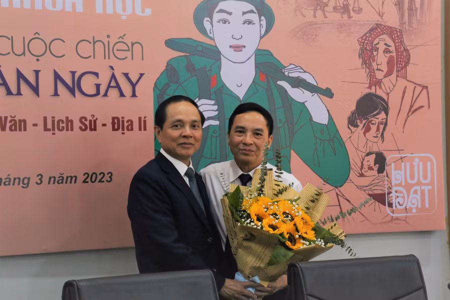 PGS.TS Nguyễn Quang Liệu, Hiệu trưởng trường THPT Chuyên KHXH&amp;NV (trái) cùng PGS.TS Nguyễn Hữu Đạt, Viện trưởng Viện Ngôn ngữ và Văn hóa phương Đông (phải) tác giả cuốn sách "Cuộc chiến mười ngàn ngày"