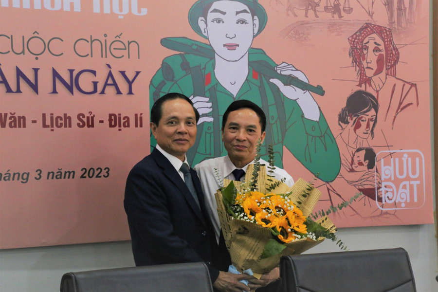 PGS.TS Nguyễn Quang Liệu, Hiệu trưởng trường THPT Chuyên KHXH&NV (trái) cùng PGS.TS Nguyễn Hữu Đạt, Viện trưởng Viện Ngôn ngữ và Văn hóa phương Đông (phải) tác giả cuốn sách "Cuộc chiến mười ngàn ngày" PGS.TS Nguyễn Quang Liệu, Hiệu trưởng trường THPT Chuyên KHXH&NV (trái) cùng PGS.TS Nguyễn Hữu Đạt, Viện trưởng Viện Ngôn ngữ và Văn hóa phương Đông (phải) tác giả cuốn sách "Cuộc chiến mười ngàn ngày"