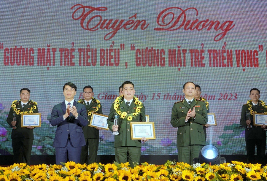 Bộ Tư lệnh BĐBP trao bằng khen cho những gương mặt tiêu biểu Bộ Tư lệnh BĐBP trao bằng khen cho những gương mặt tiêu biểu