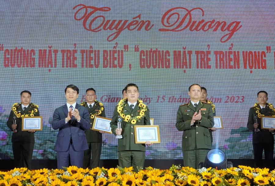 Bộ Tư lệnh BĐBP trao bằng khen cho những gương mặt tiêu biểu