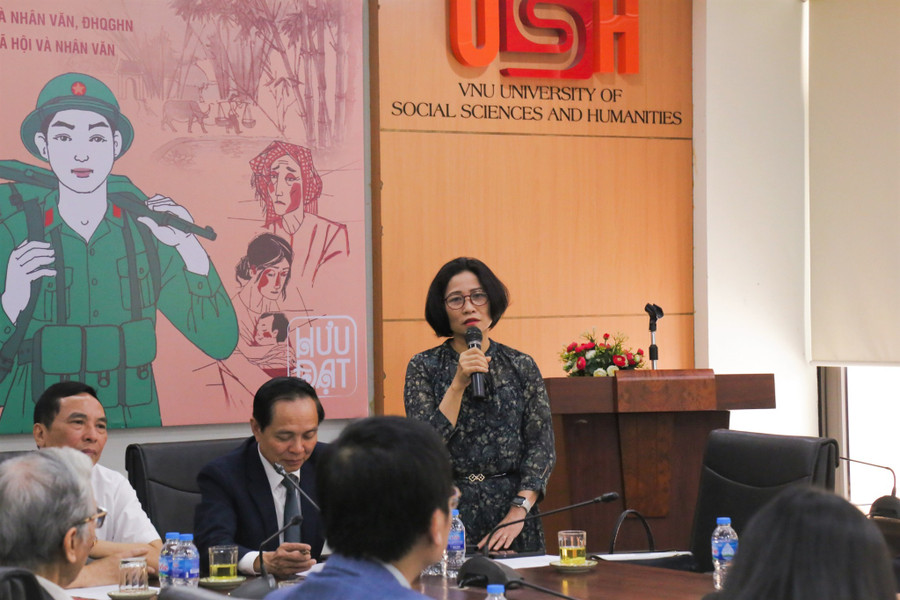 PGS.TS Trịnh Cẩm Lan, Trưởng khoa Ngôn ngữ học, Trường ĐH KHXH&NV trao đổi tại tọa đàm. PGS.TS Trịnh Cẩm Lan, Trưởng khoa Ngôn ngữ học, Trường ĐH KHXH&NV trao đổi tại tọa đàm.