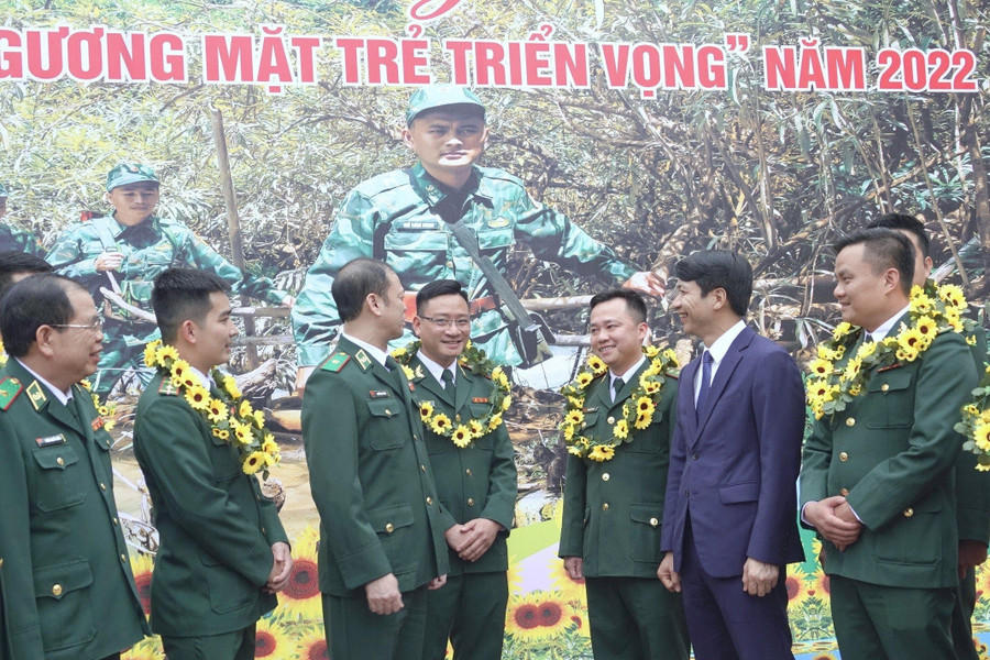 Lãnh đạo BĐBP trao đổi cùng các gương mặt tiêu biểu, triển vọng Lãnh đạo BĐBP trao đổi cùng các gương mặt tiêu biểu, triển vọng