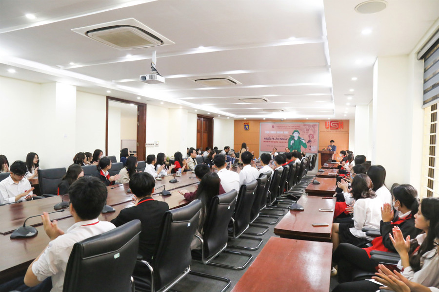 Tọa đàm thu hút sự quan tâm, tham gia của đông đảo nhà khoa học, giáo viên, học sinh. Tọa đàm thu hút sự quan tâm, tham gia của đông đảo nhà khoa học, giáo viên, học sinh.