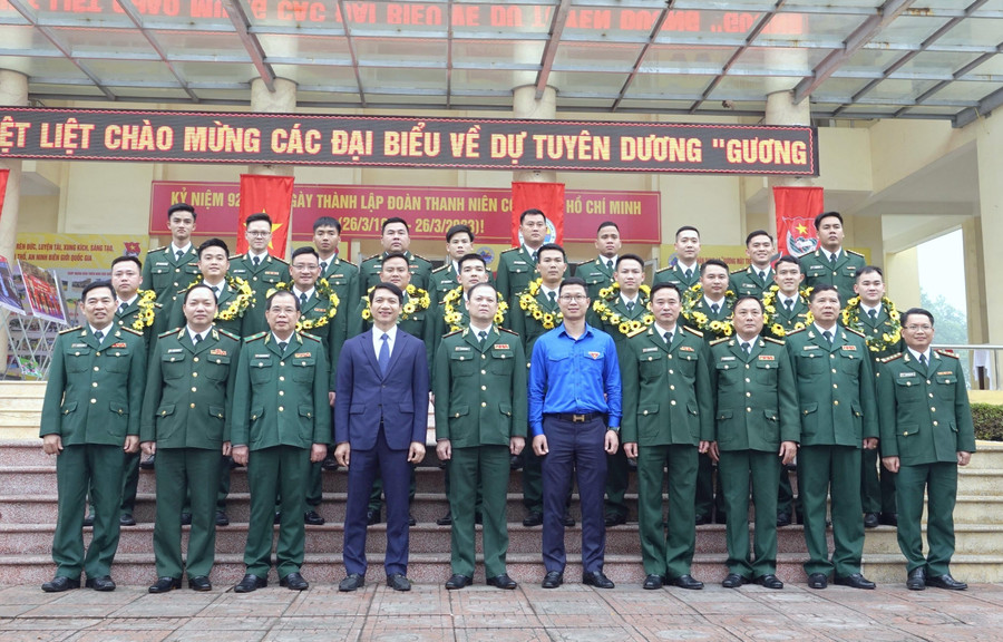 20 gương mặt tiêu biểu, triển vọng chụp ảnh lưu niệm cùng lãnh đạo BTL BĐBP 20 gương mặt tiêu biểu, triển vọng chụp ảnh lưu niệm cùng lãnh đạo BTL BĐBP