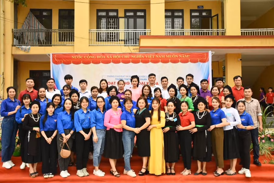 Ban giám hiệu, giáo viên 2 trường chụp ảnh lưu niệm.