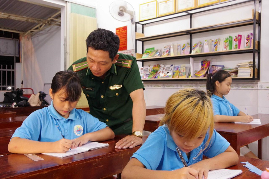 Lớp học tình thương do Thiếu tá Nguyễn Văn Tưởng, Đồn Biên phòng Cầu Bóng (BCH-BĐBP Khánh Hòa) đứng lớp gần 20 năm.