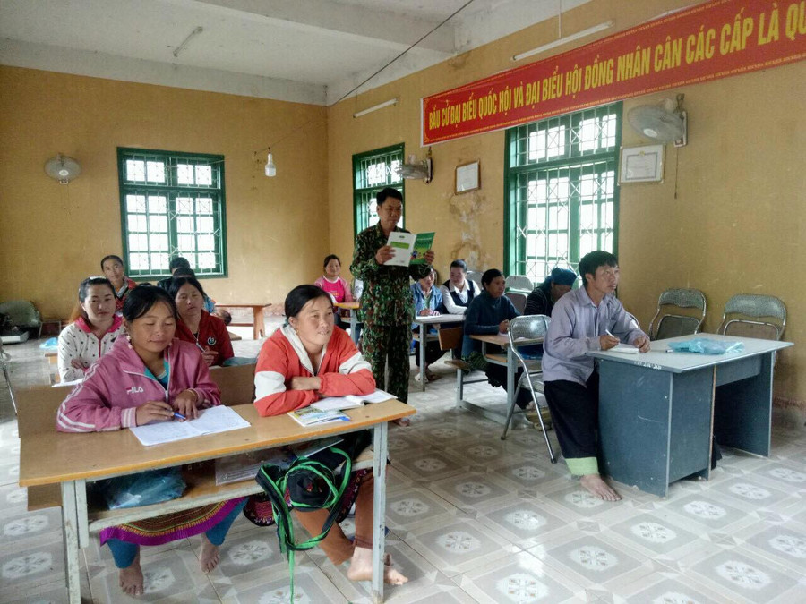 Lớp học xóa mù cho bà con nơi biên giới do người lính quân hàm xanh phụ trách.