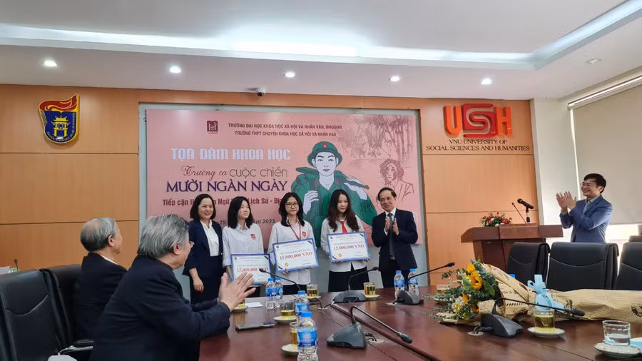 Bà Nguyễn Thị Nhường (trái) thay mặt Viện Ngôn ngữ và Văn hóa Phương Đông trao 3 suất học bổng IELTS trị giá 45 triệu cho học sinh Trường THPT Chuyên KHXH&amp;NV.