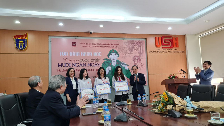 Bà Nguyễn Thị Nhường (trái) thay mặt Viện Ngôn ngữ và Văn hóa Phương Đông trao 3 suất học bổng IELTS trị giá 45 triệu cho học sinh Trường THPT Chuyên KHXH&NV. Bà Nguyễn Thị Nhường (trái) thay mặt Viện Ngôn ngữ và Văn hóa Phương Đông trao 3 suất học bổng IELTS trị giá 45 triệu cho học sinh Trường THPT Chuyên KHXH&NV.