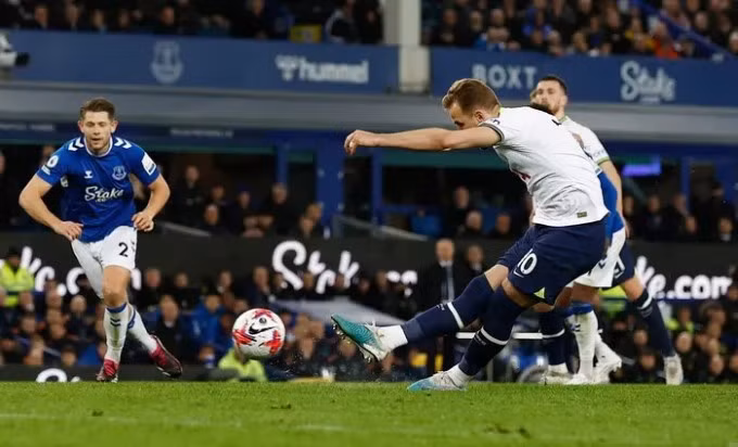 Kane mở tỷ số cho Tottenham sau pha đá phạt đền thành bàn.