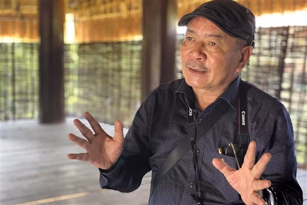 Nhà thơ Văn Công Hùng.