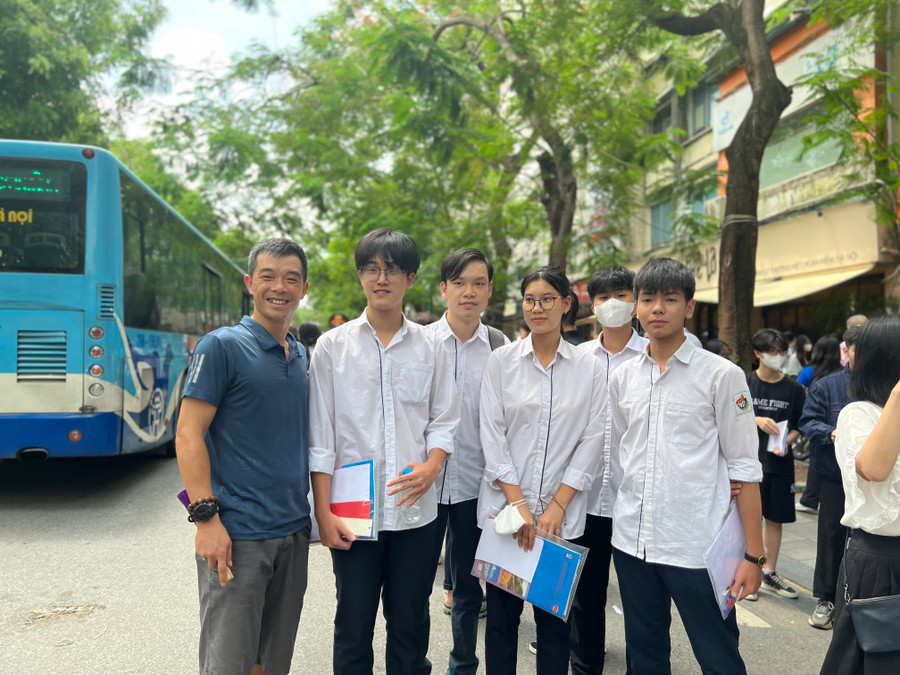 Thí sinh thoải mái sau khi kết thúc buổi thi thứ 3. Thí sinh thoải mái sau khi kết thúc buổi thi thứ 3.