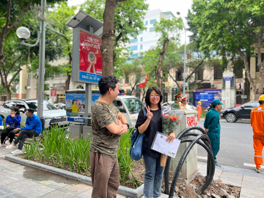 Con gái hạnh phúc khi nhận được bó hoa rực rỡ của bố trong ngày làm thủ tục dự thi.