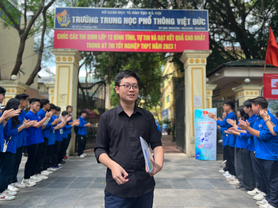 Những thí sinh đầu tiên bước ra từ trường thi. Những thí sinh đầu tiên bước ra từ trường thi.